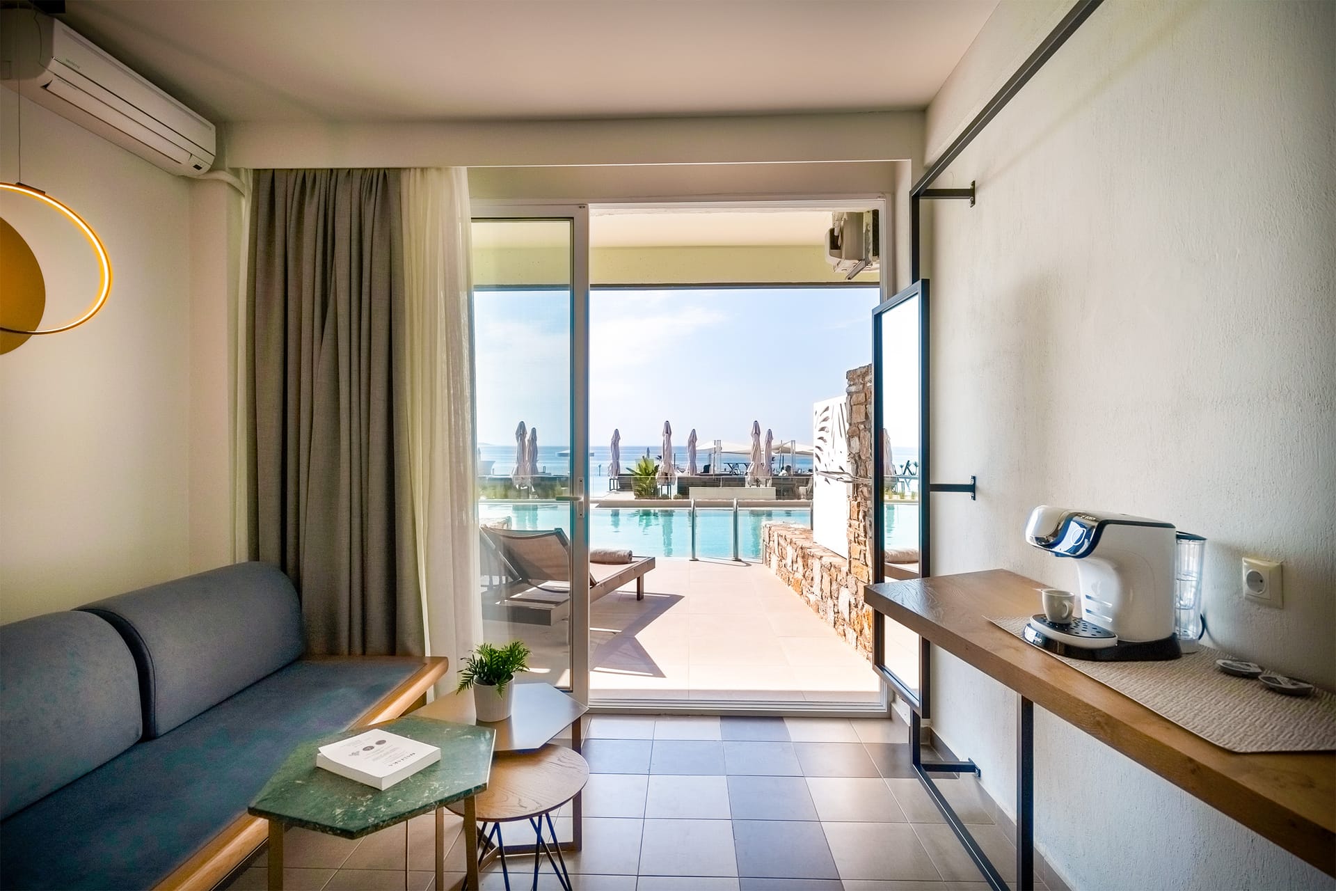 Swim up sharing pool