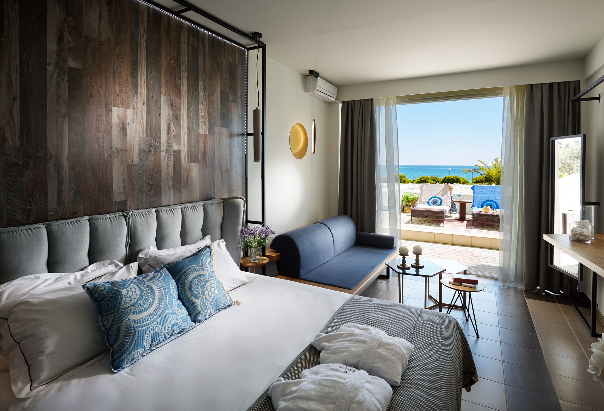 Swim Up junior suite with sharing pool