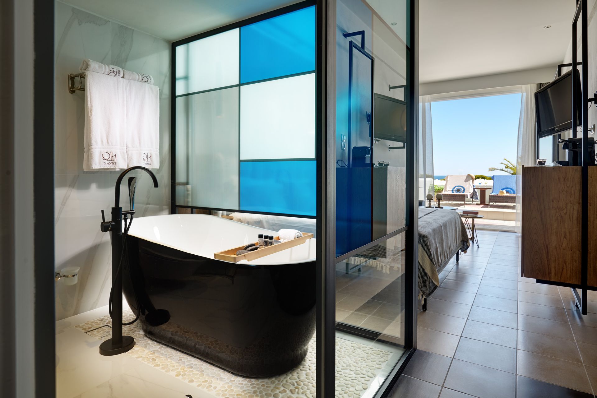 Swim Up junior suite with sharing pool