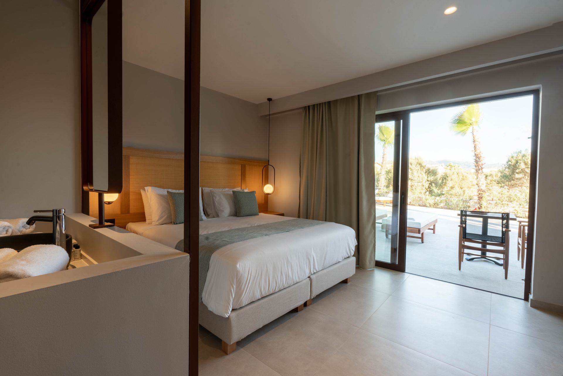 Family Suite with Direct Access to Sharing Pool