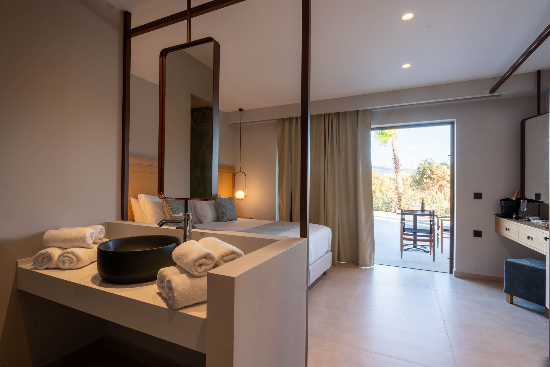 Family Suite with Direct Access to Sharing Pool