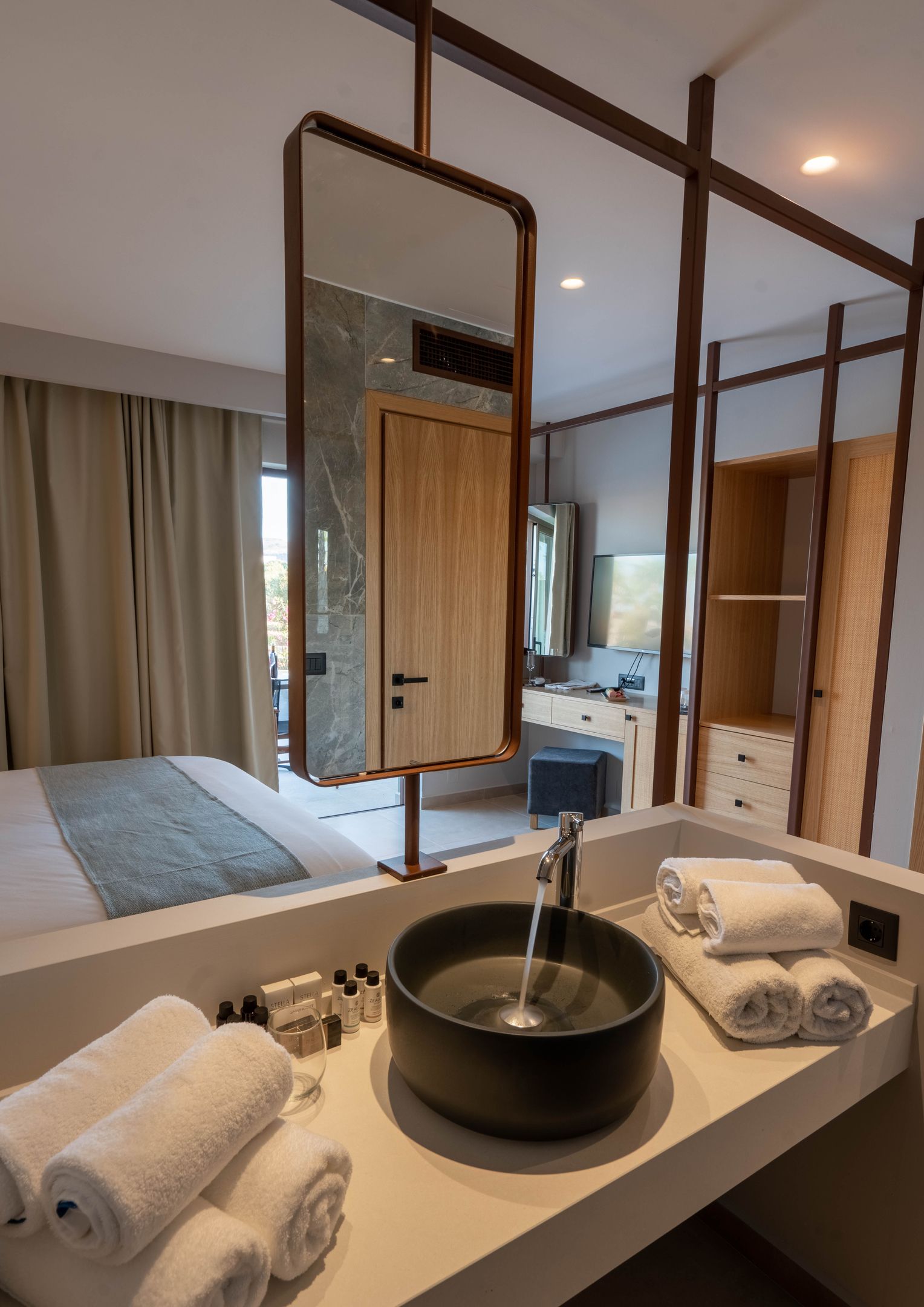 Family Suite with Direct Access to Sharing Pool