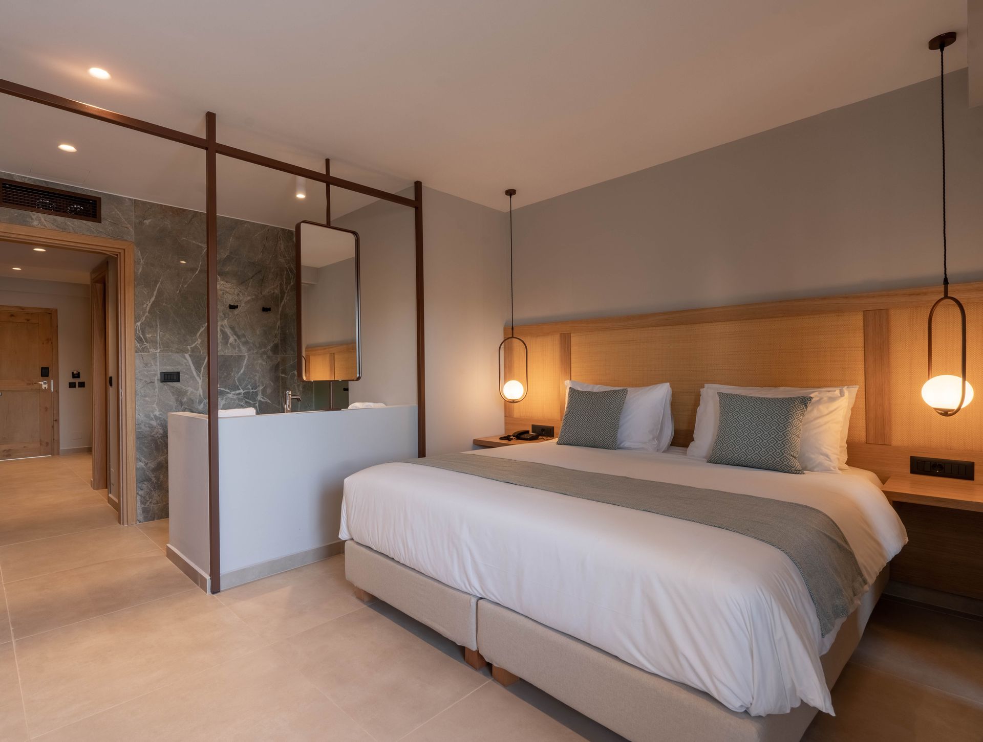 Family Suite with Direct Access to Sharing Pool