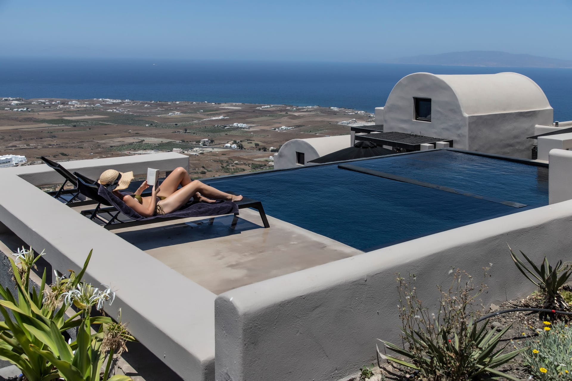 Rocky Room with Sea View and Independent Pool