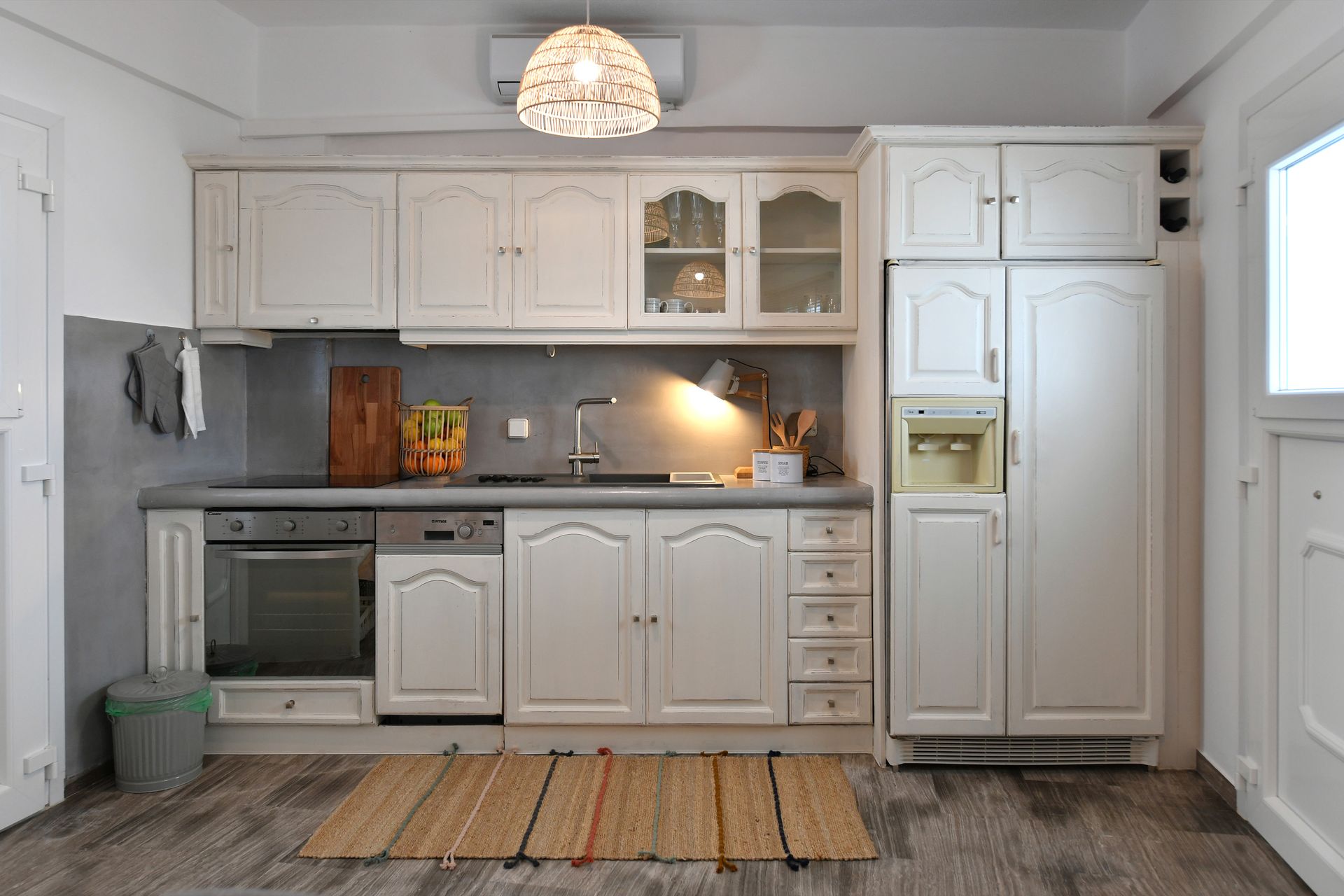 Deluxe 3 Bedroom Apartment with Outdoor Jacuzzi &amp; Partial Sea View (Seasonal Jacuzzi: Open May - Oct)