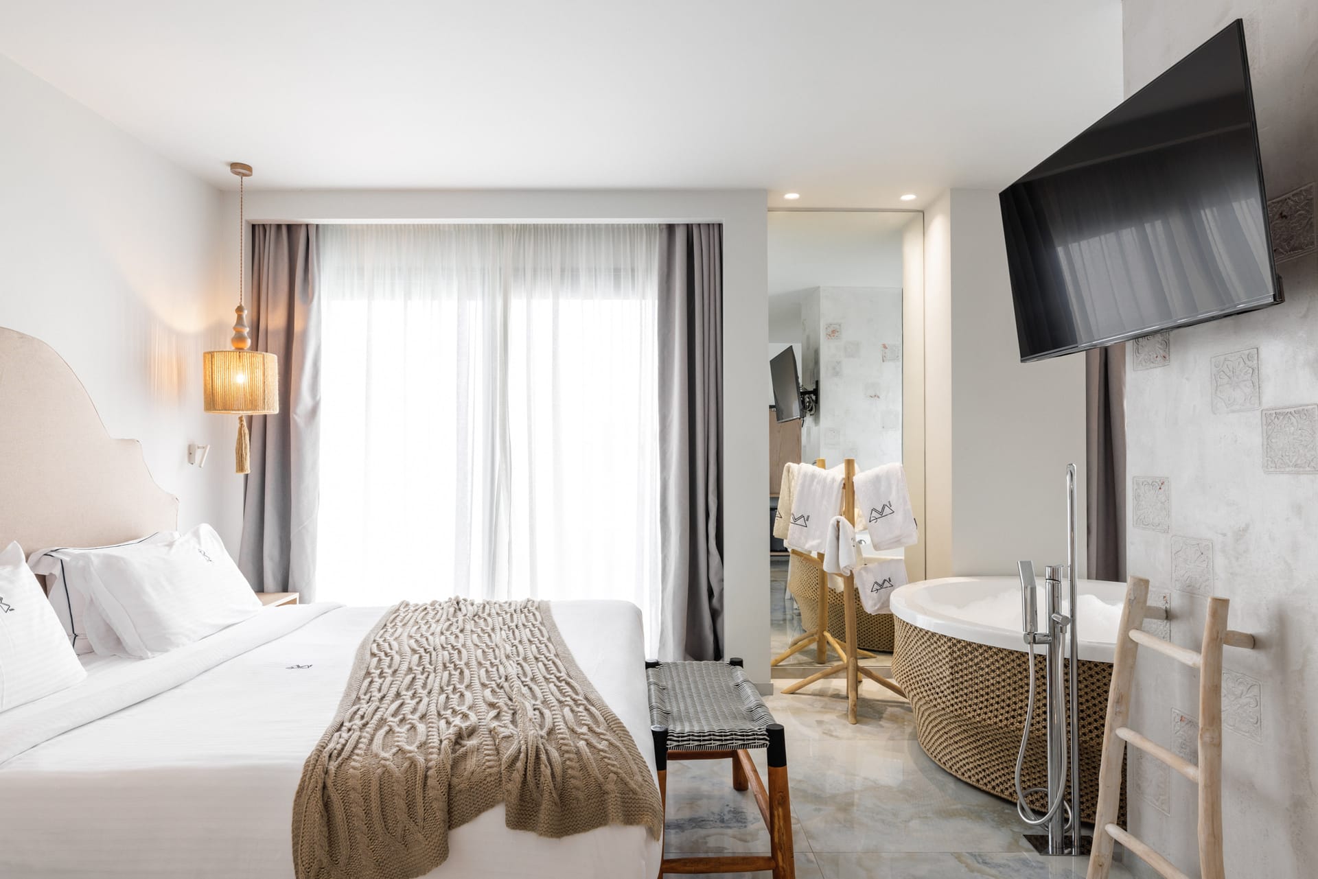 Deluxe Suite Sea View | Indoor Jacuzzi