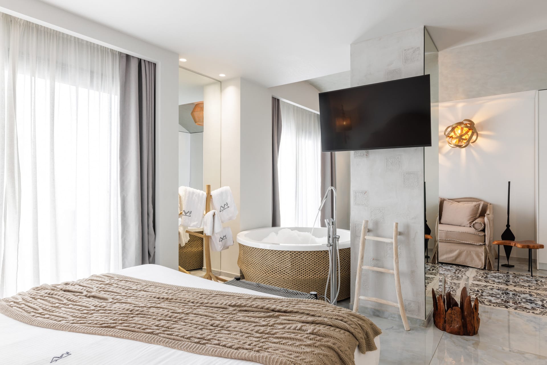 Deluxe Suite Sea View | Indoor Jacuzzi