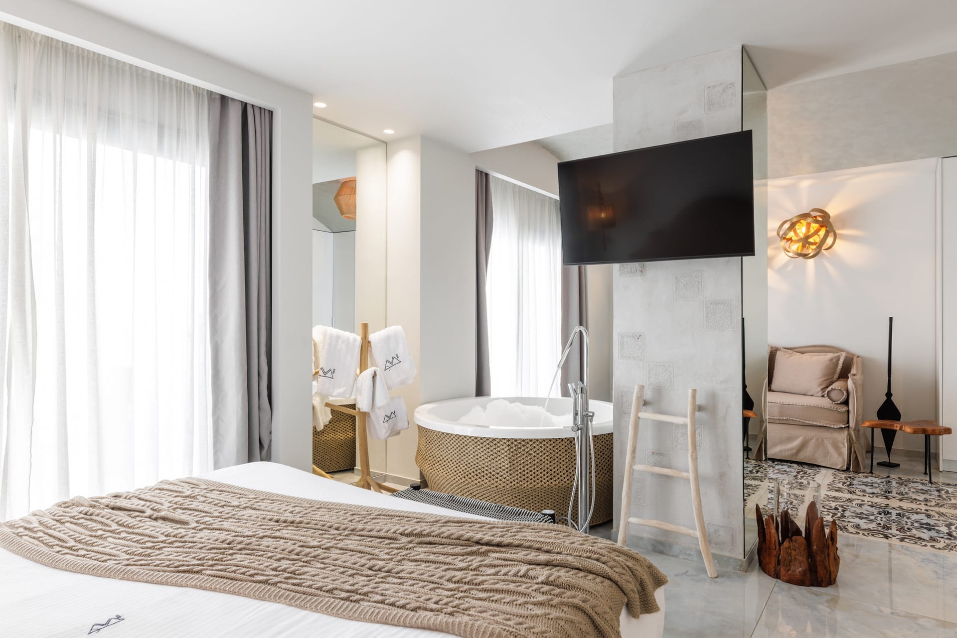 Deluxe Suite Sea View | Indoor Jacuzzi