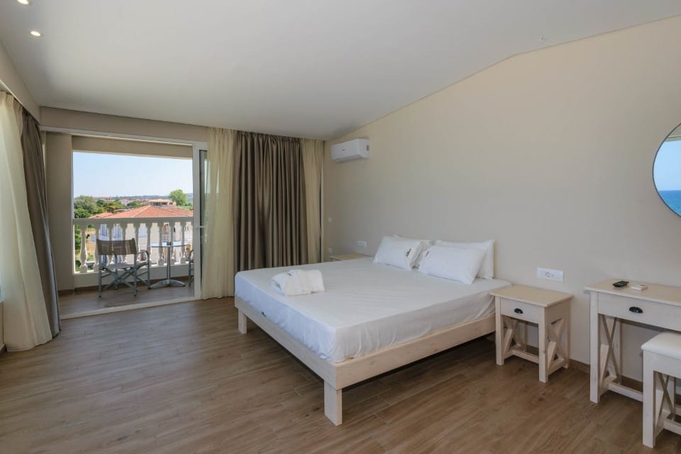 Deluxe Suite With Panoramic Sea View