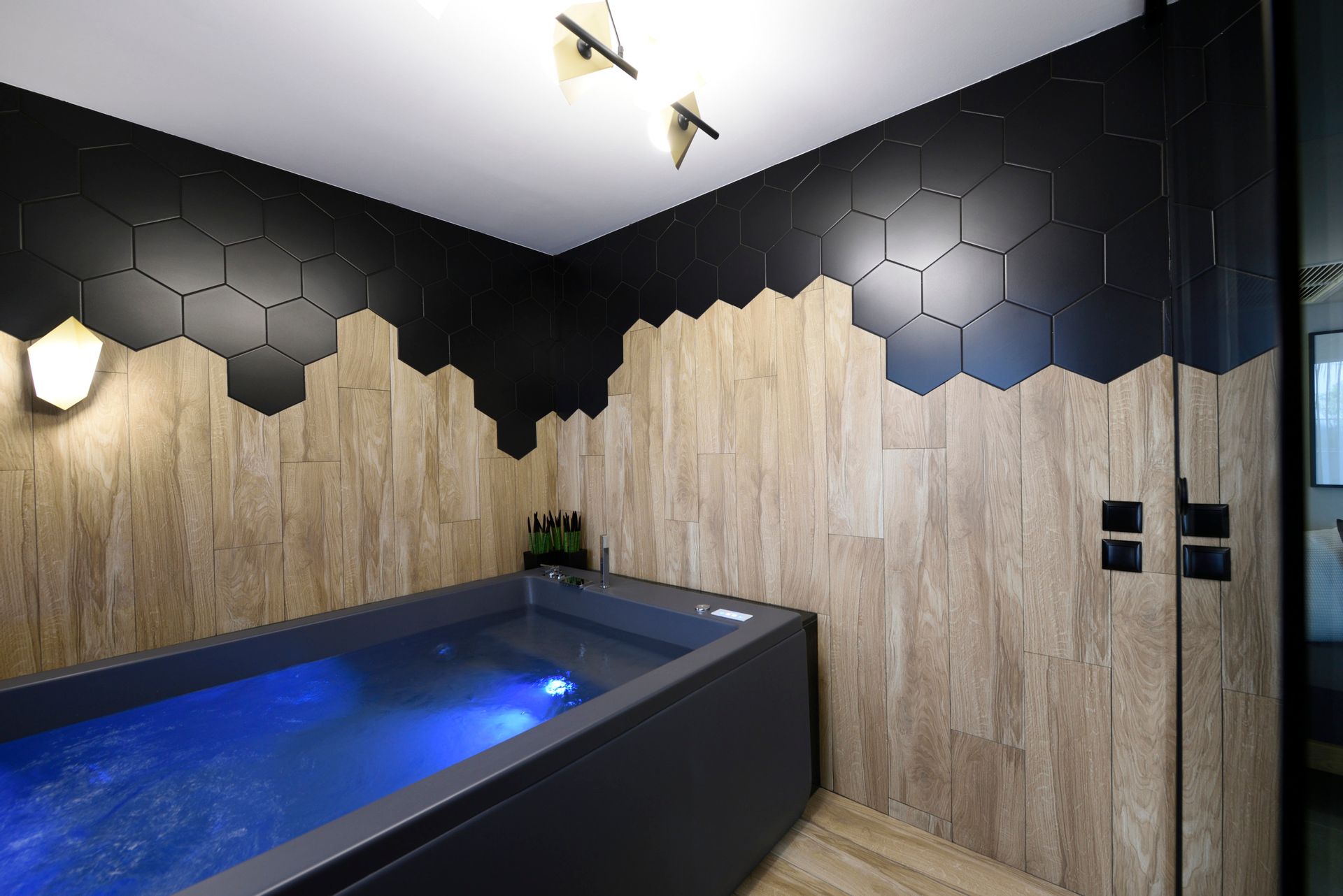 Luxury Suite with Jacuzzi and White Tower View