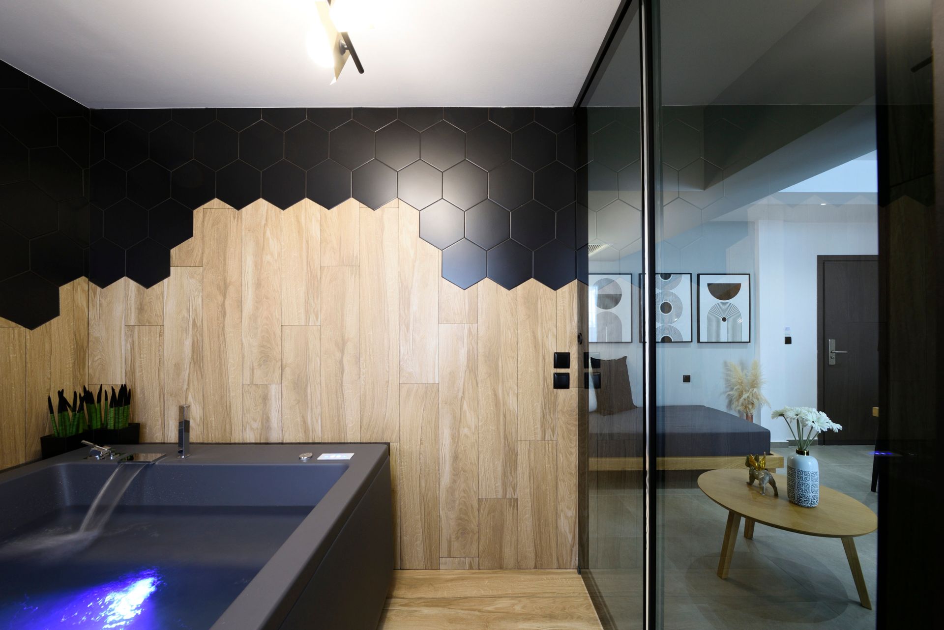 Luxury Suite with Jacuzzi and White Tower View