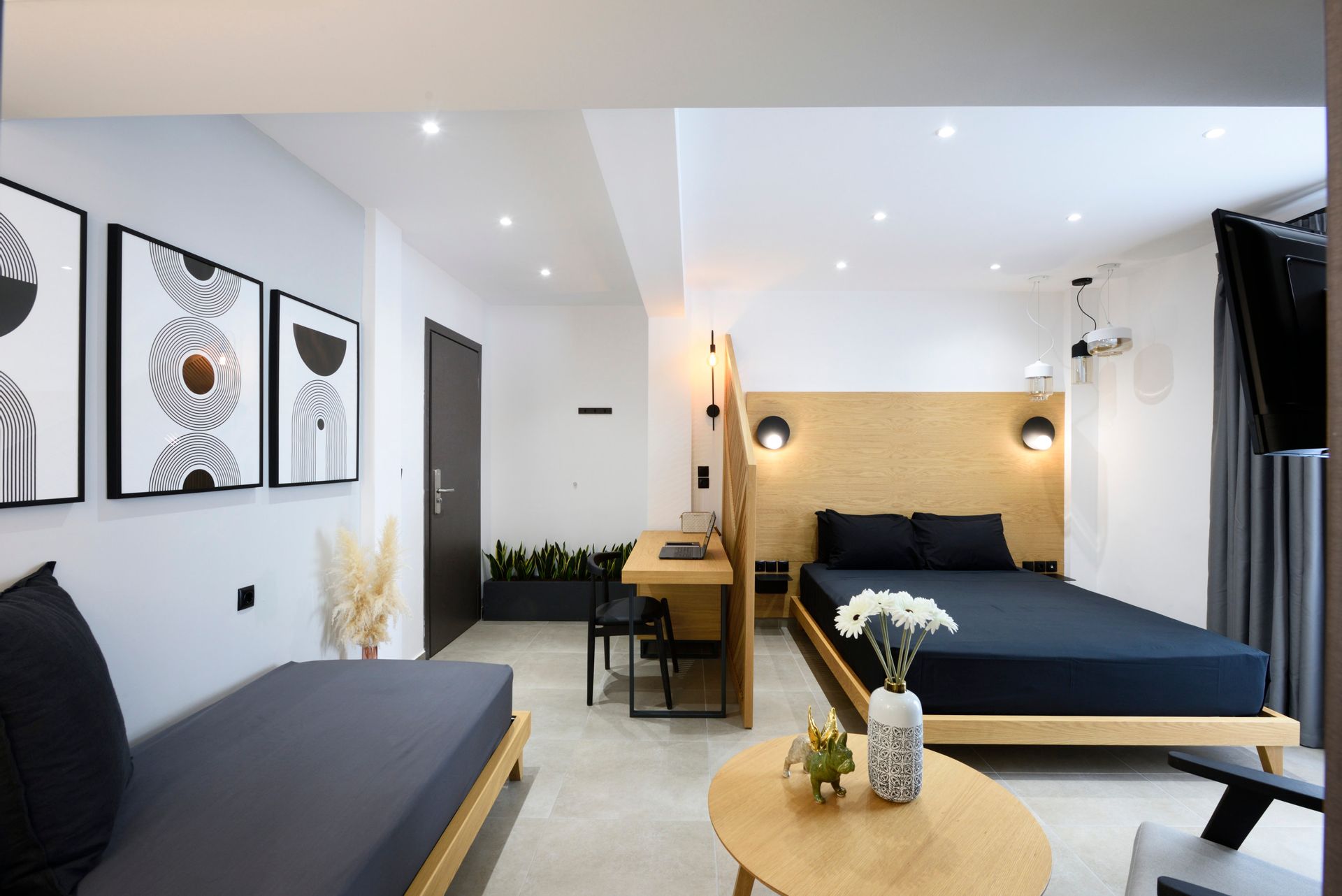 Luxury Suite with Jacuzzi and White Tower View