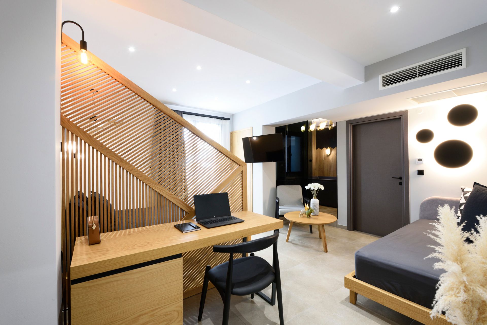 Luxury Suite with Jacuzzi and White Tower View