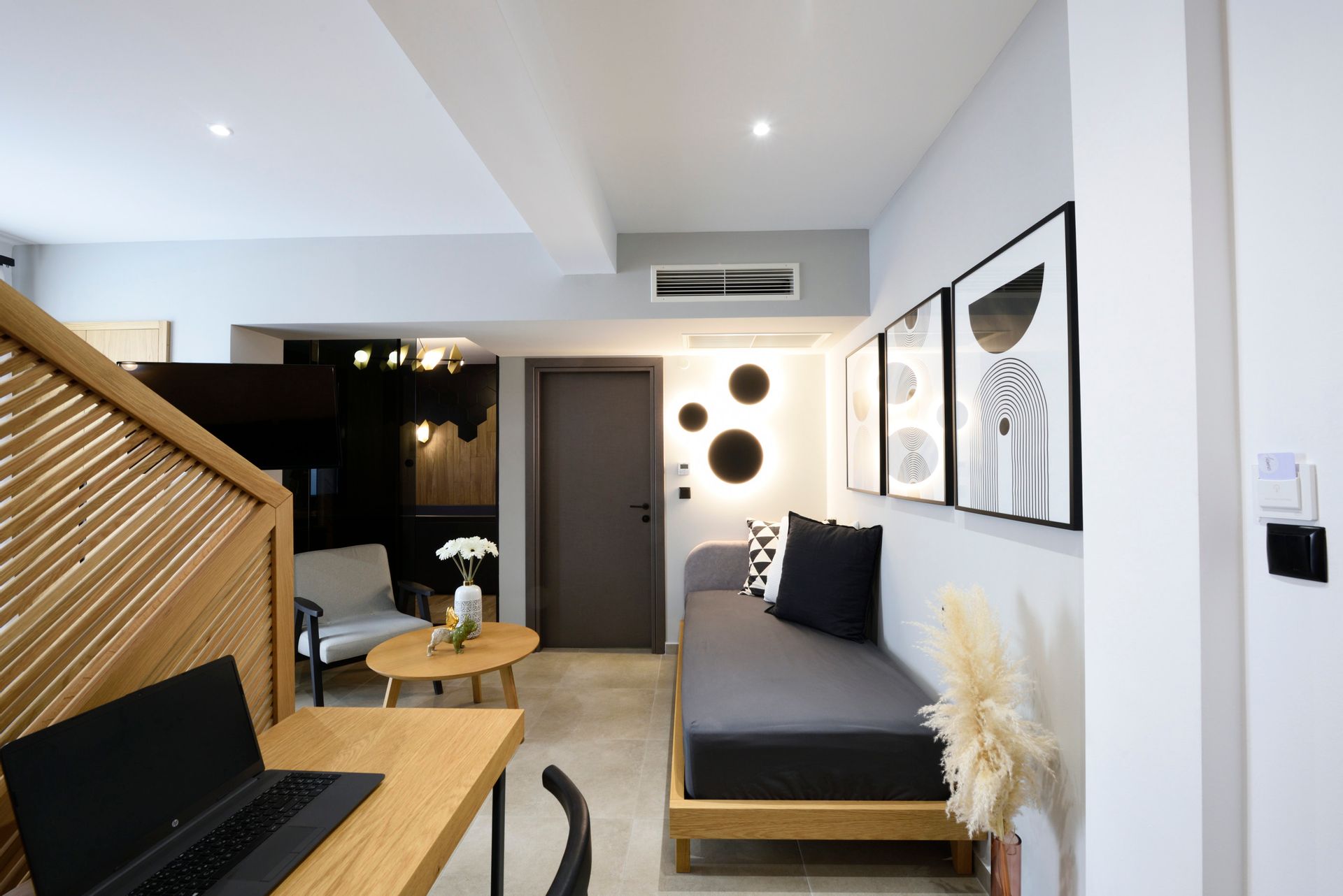 Luxury Suite with Jacuzzi and White Tower View