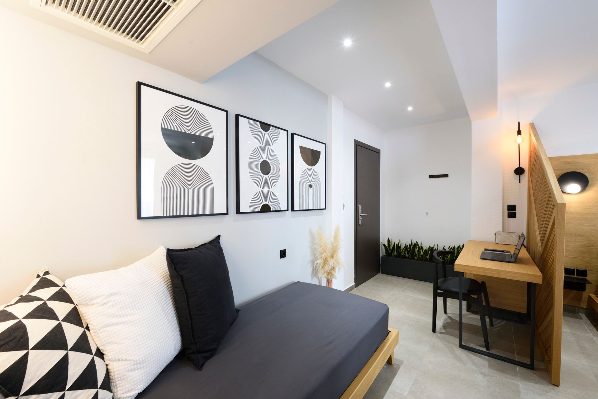 Luxury Suite with Jacuzzi and White Tower View