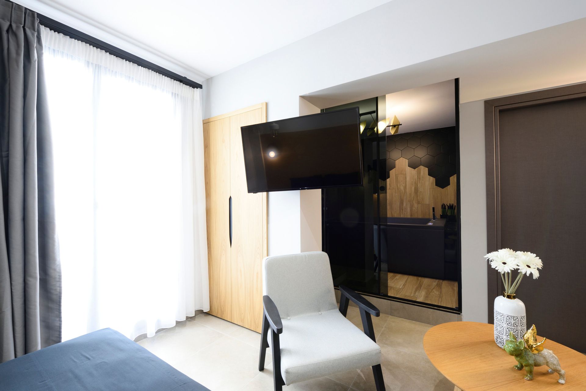 Luxury Suite with Jacuzzi and White Tower View