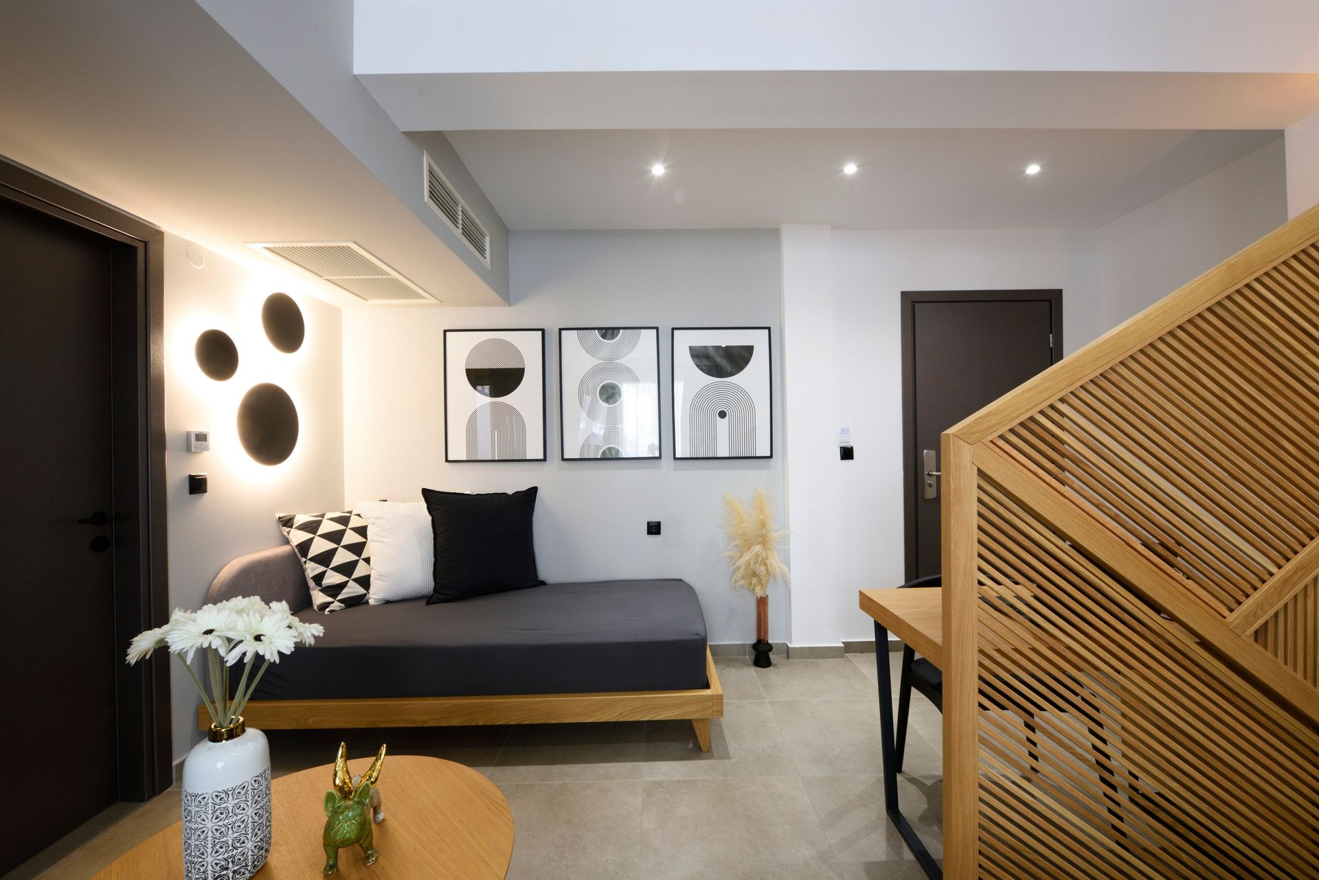 Luxury Suite with Jacuzzi and White Tower View