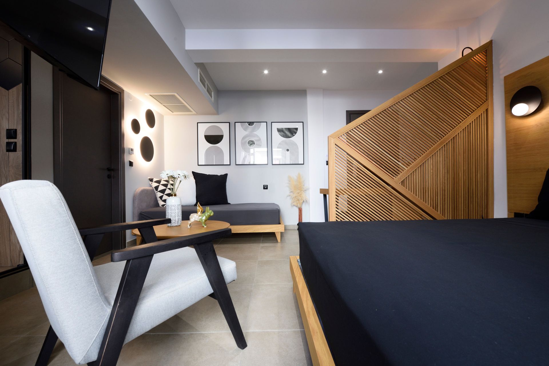 Luxury Suite with Jacuzzi and White Tower View