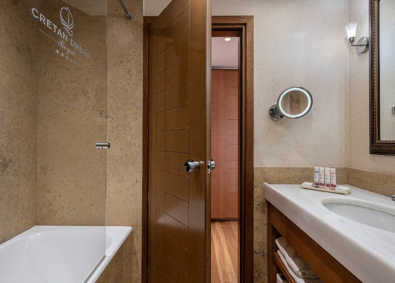 Honeymoon Suite with Outdoor Hot Tub