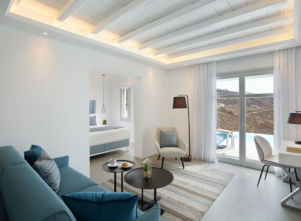 Grand Suite with Private Pool & Panoramic Sunset View - 42 m²