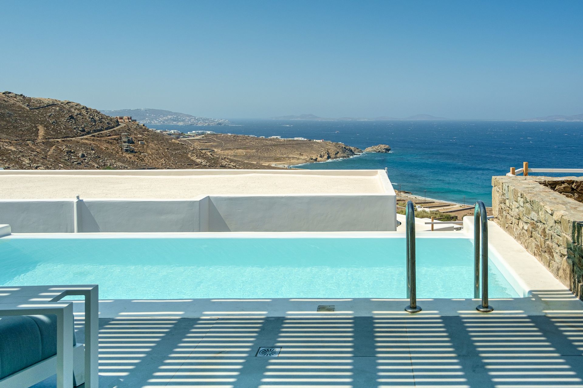 Grand Suite with Private Pool & Panoramic Sunset View - 42 m²