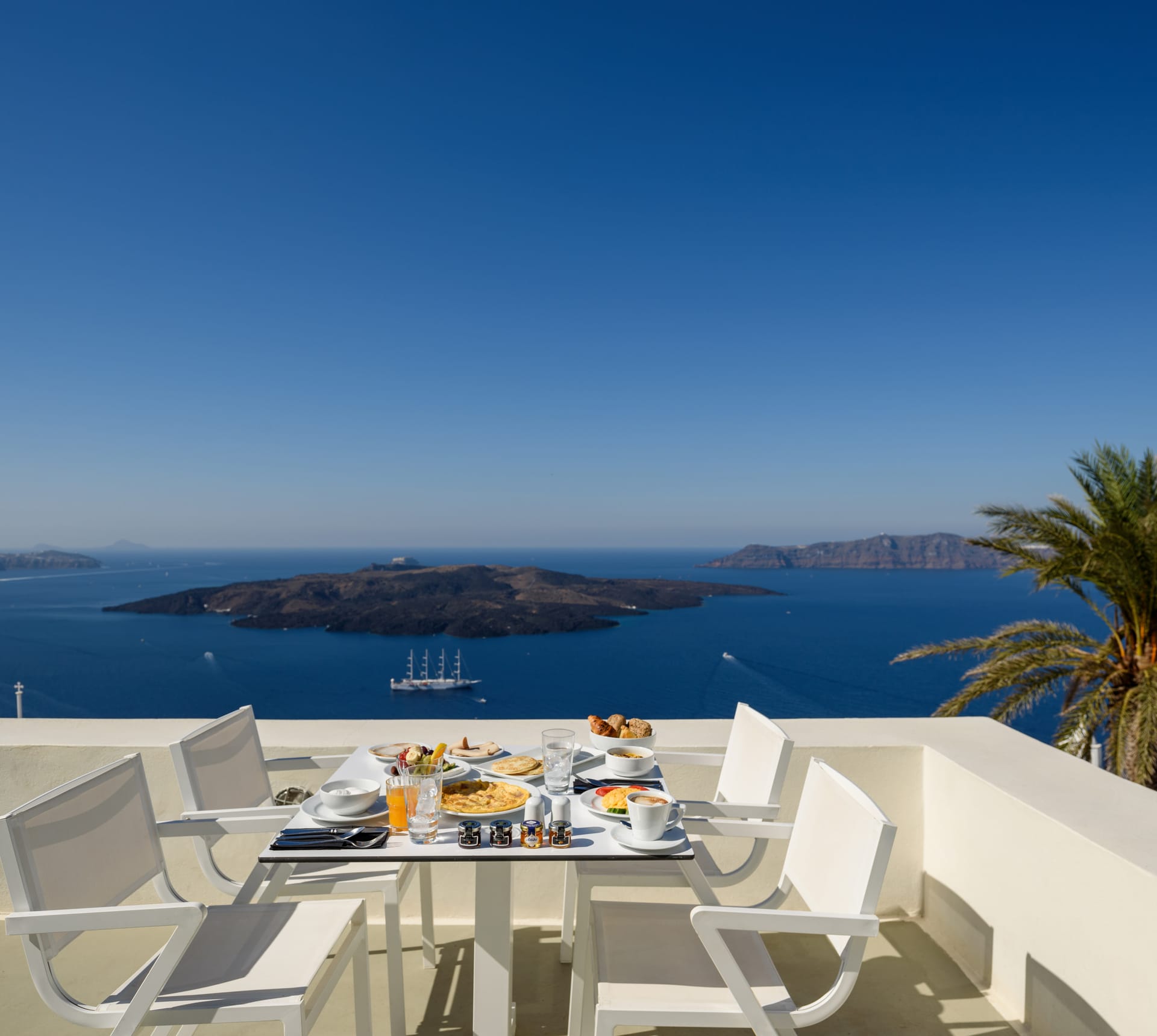 Junior Suite with Hot Tub &amp; Caldera View