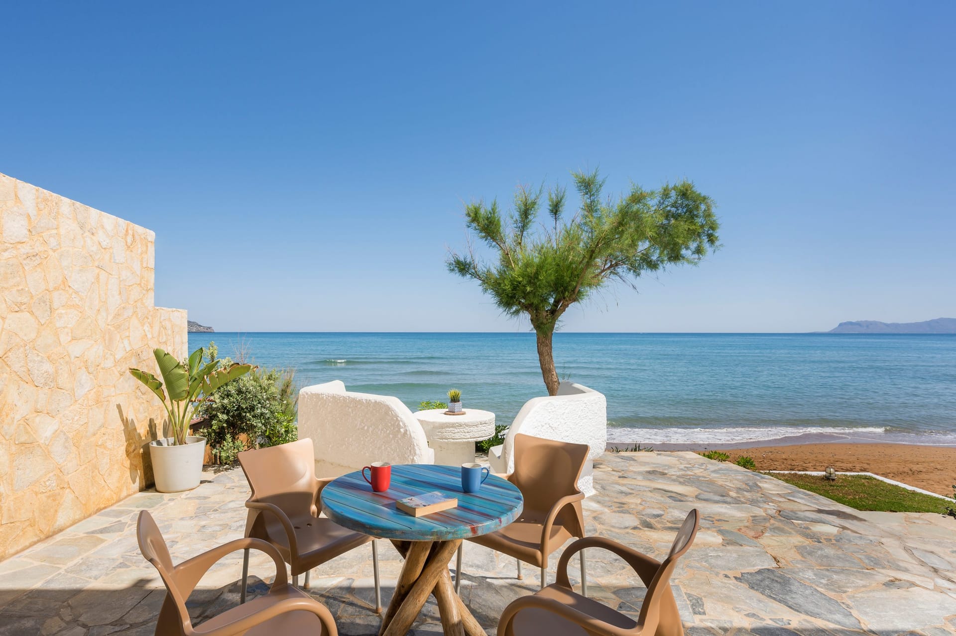 Deluxe Two Bedroom Apartment Seafront