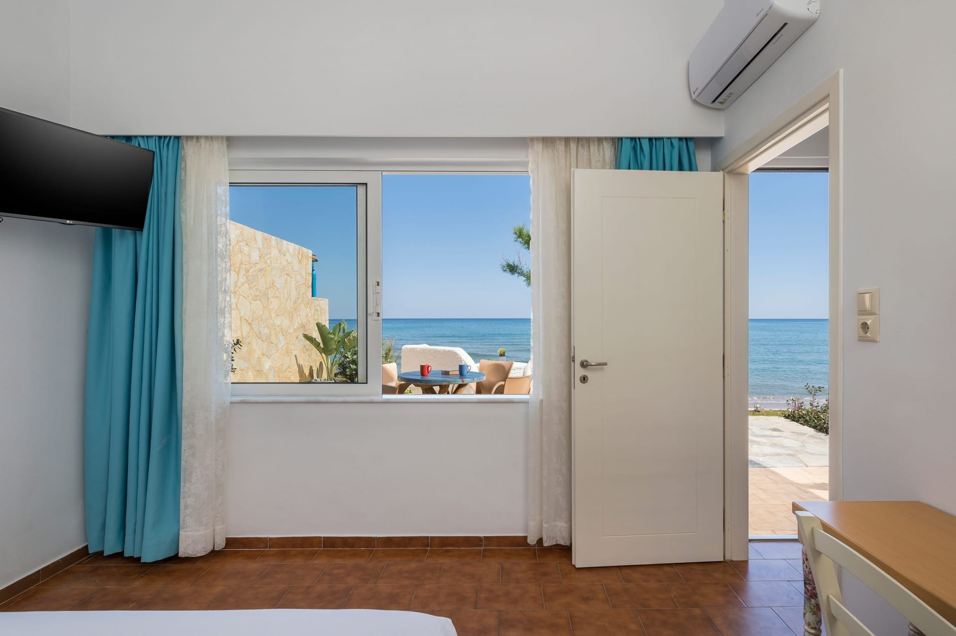 Deluxe Two Bedroom Apartment Seafront