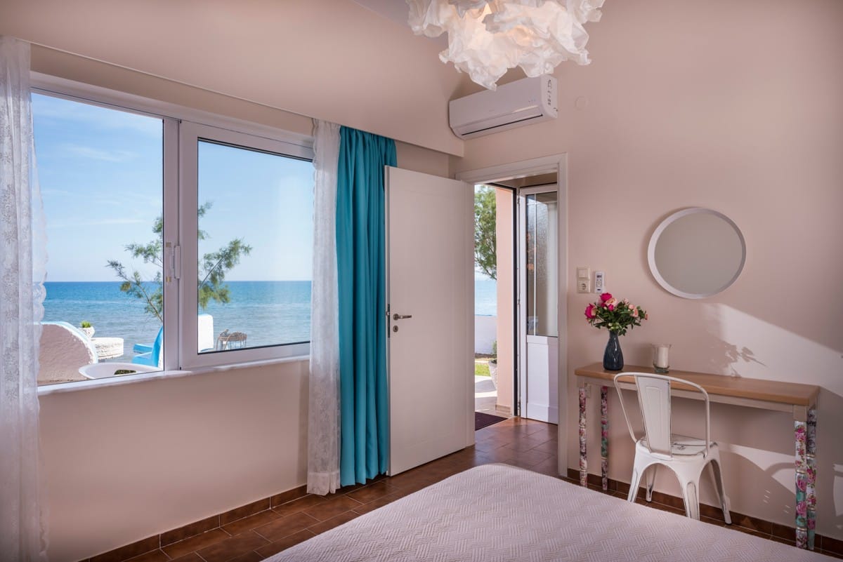 Deluxe Two Bedroom Apartment Seafront