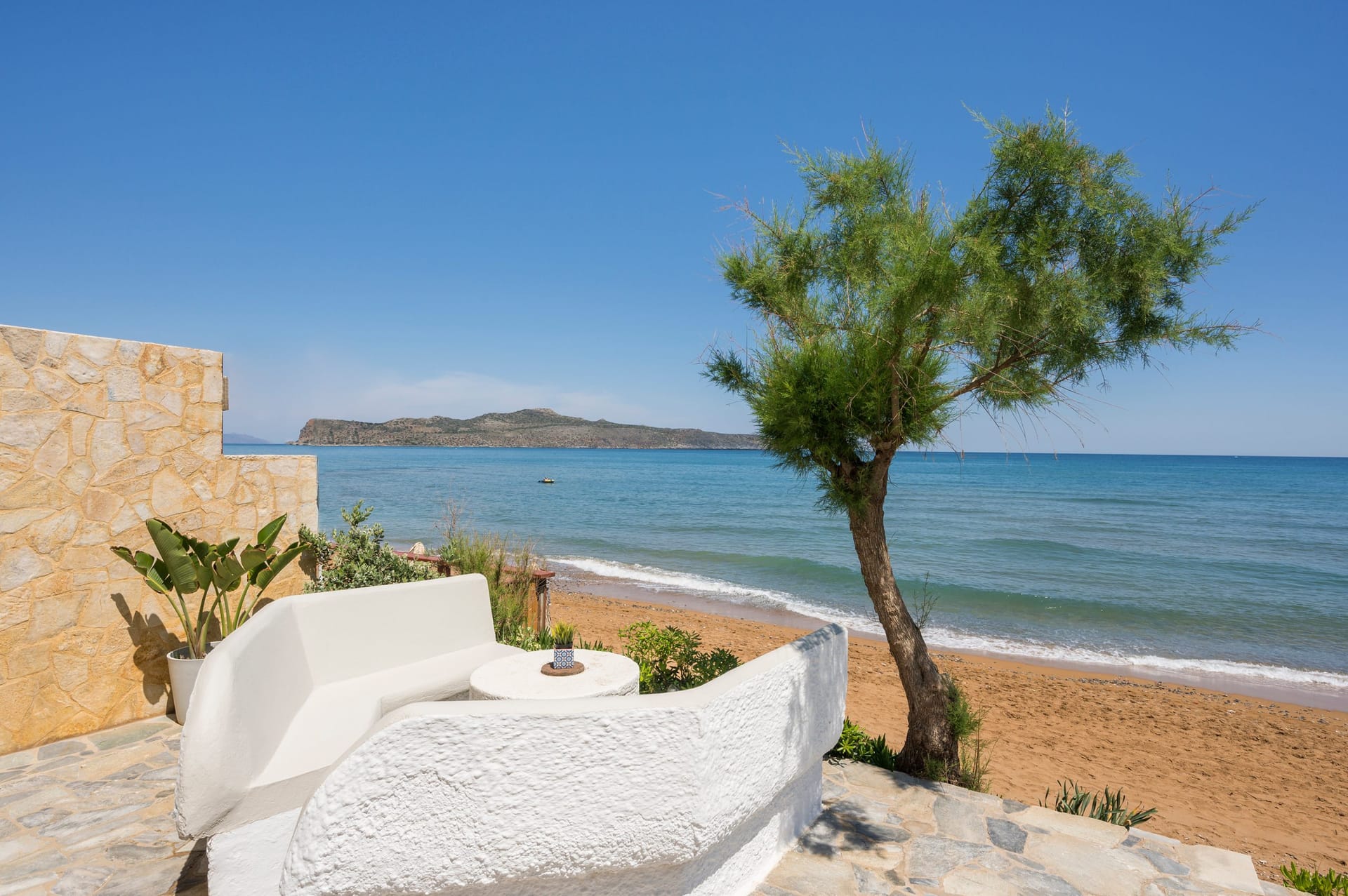 Deluxe Two Bedroom Apartment Seafront