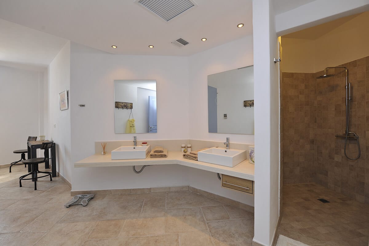 Five Bedroom Villa Niovi