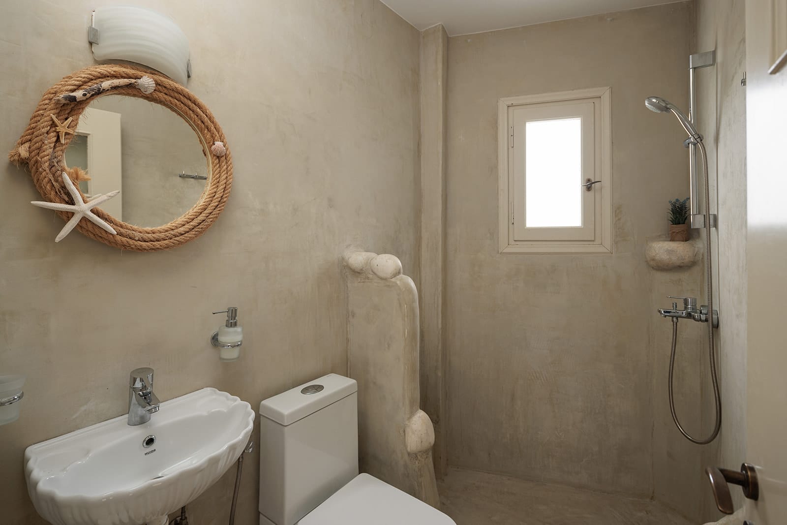 One-bedroom apartment with pool view