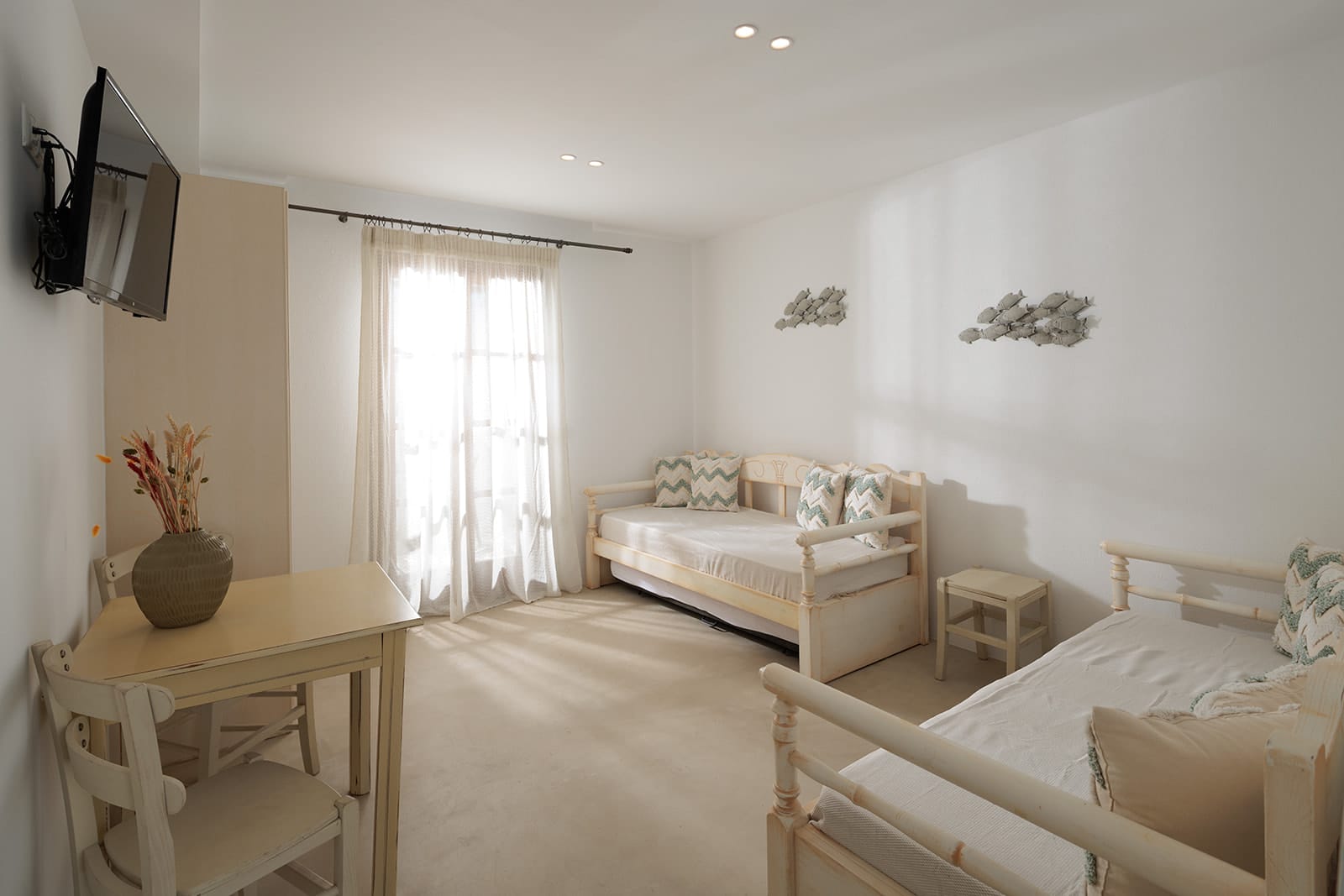 One-bedroom apartment with pool view