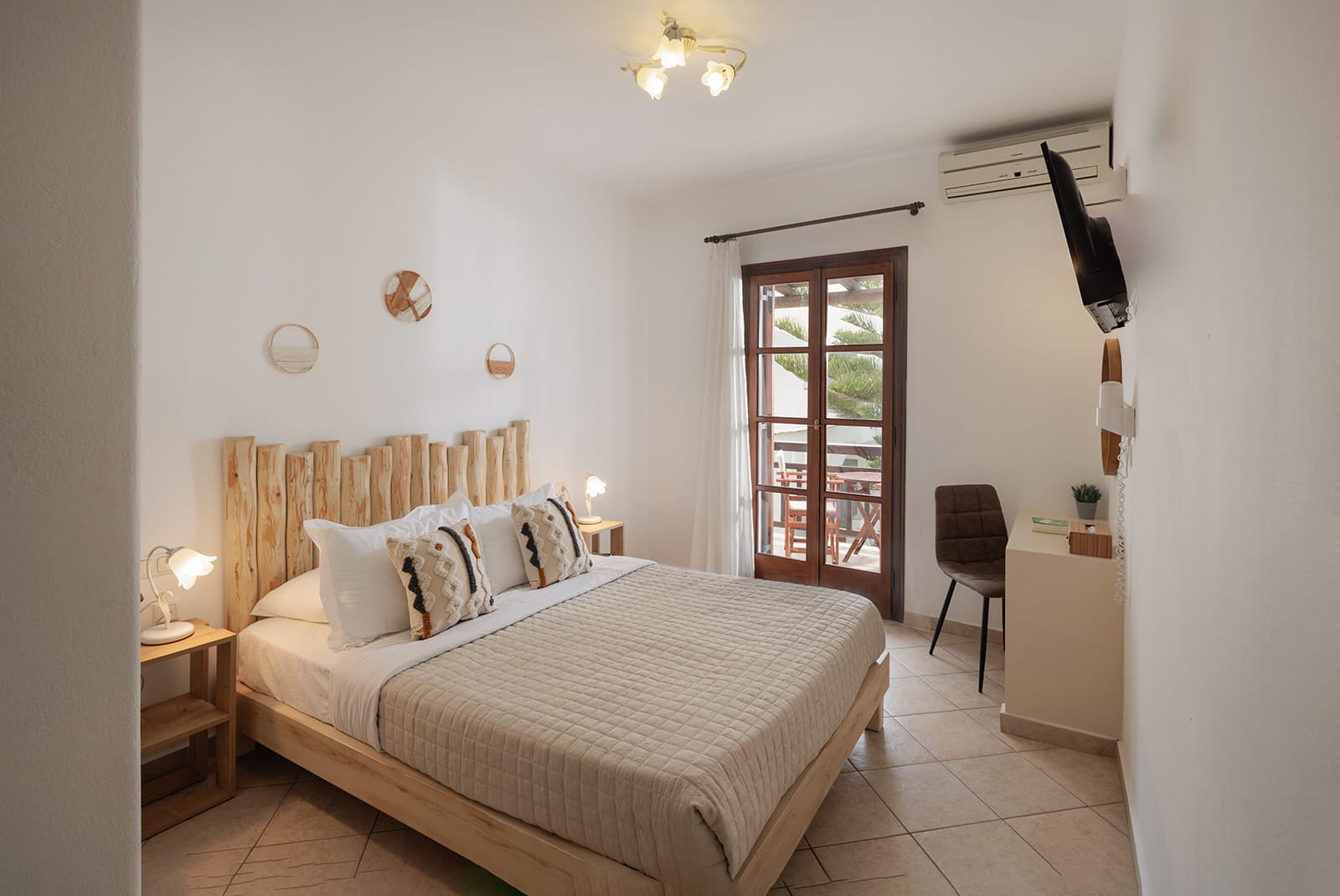 One-bedroom apartment with pool view