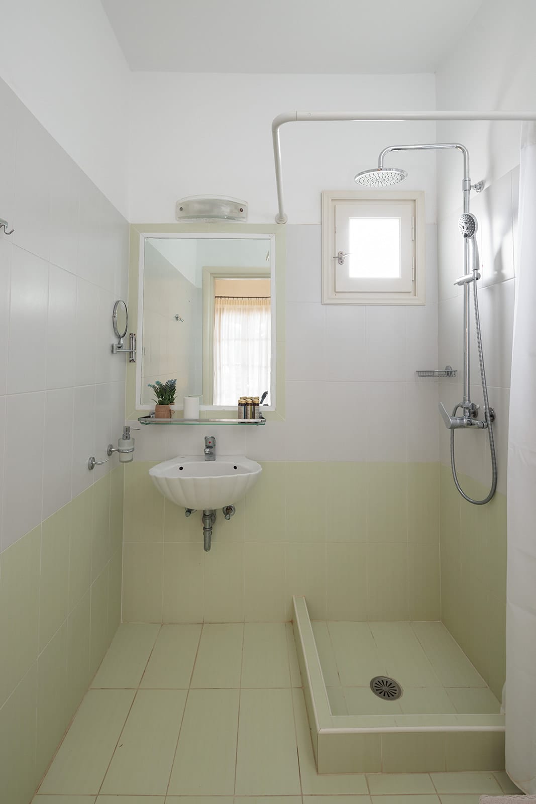 One-bedroom apartment with pool view