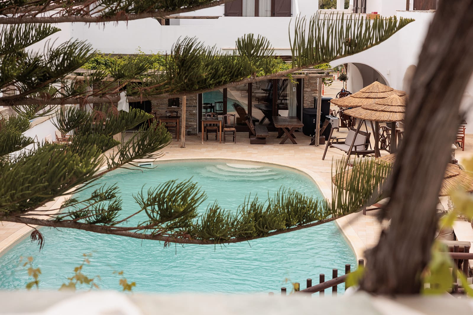 One-bedroom apartment with pool view