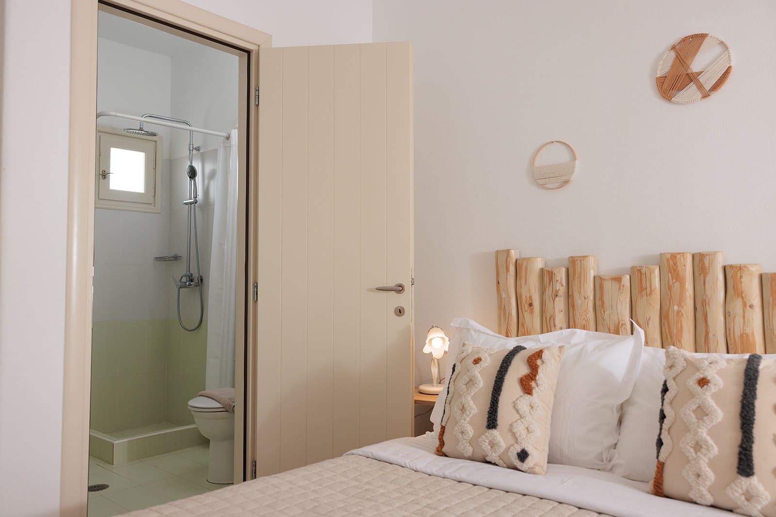 One-bedroom apartment with pool view