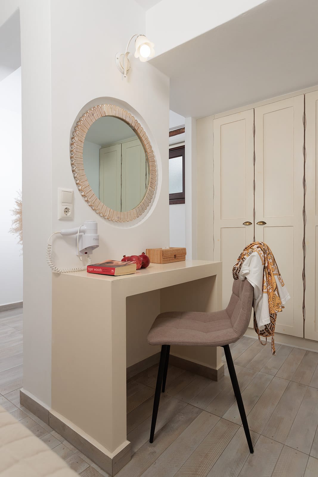 One-bedroom apartment with pool view