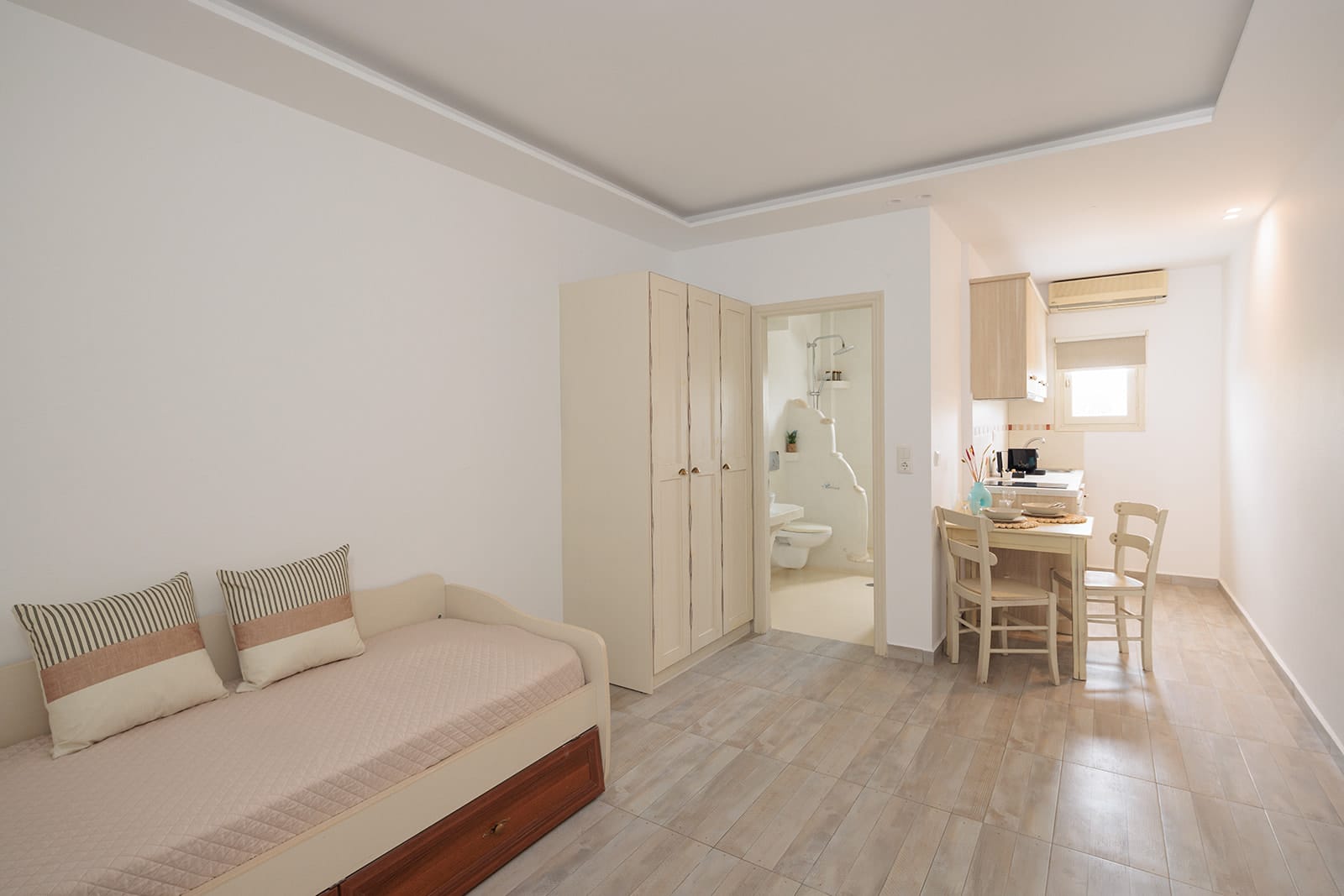 One-bedroom apartment with pool view