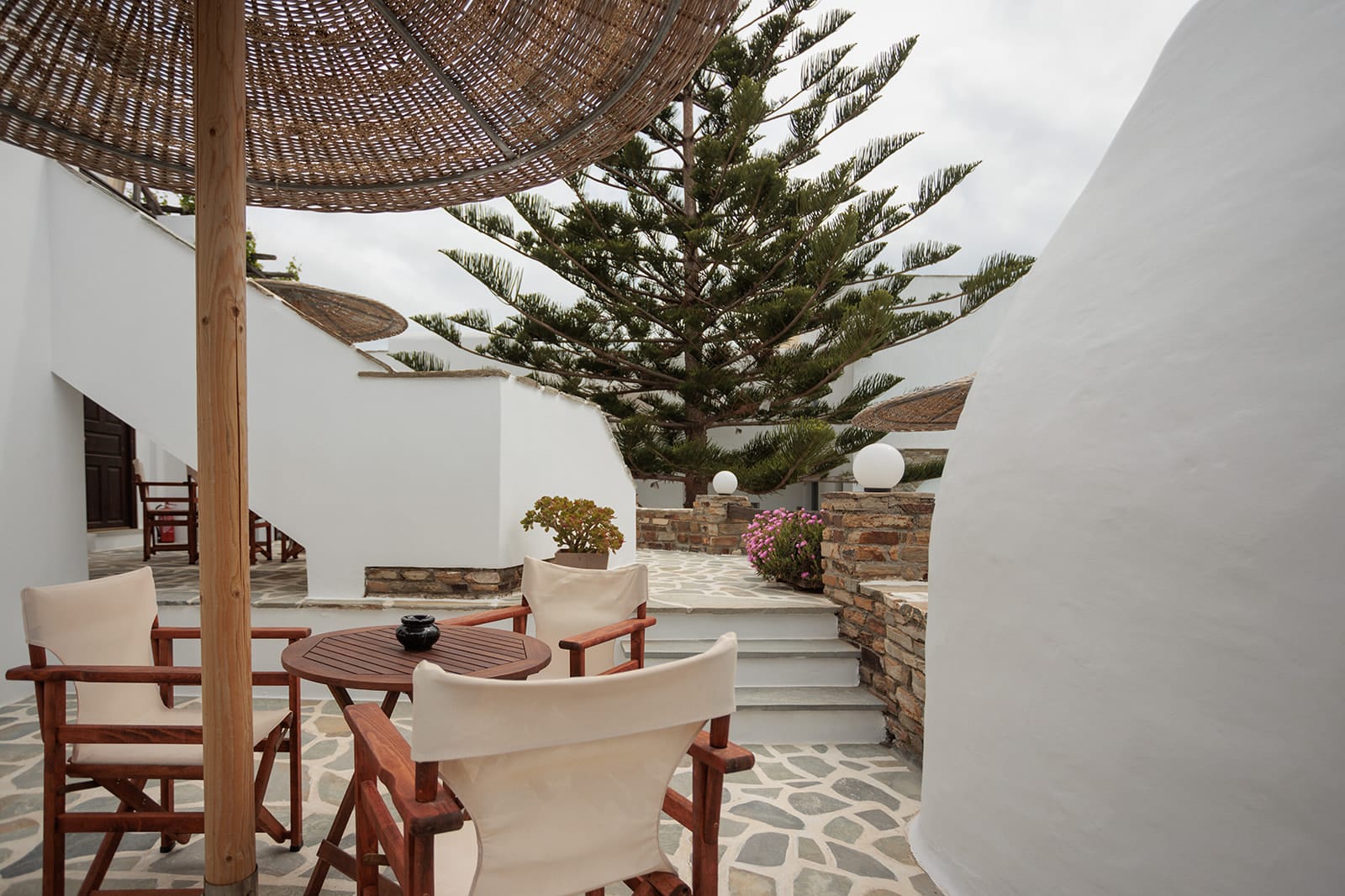 One-bedroom apartment with pool view