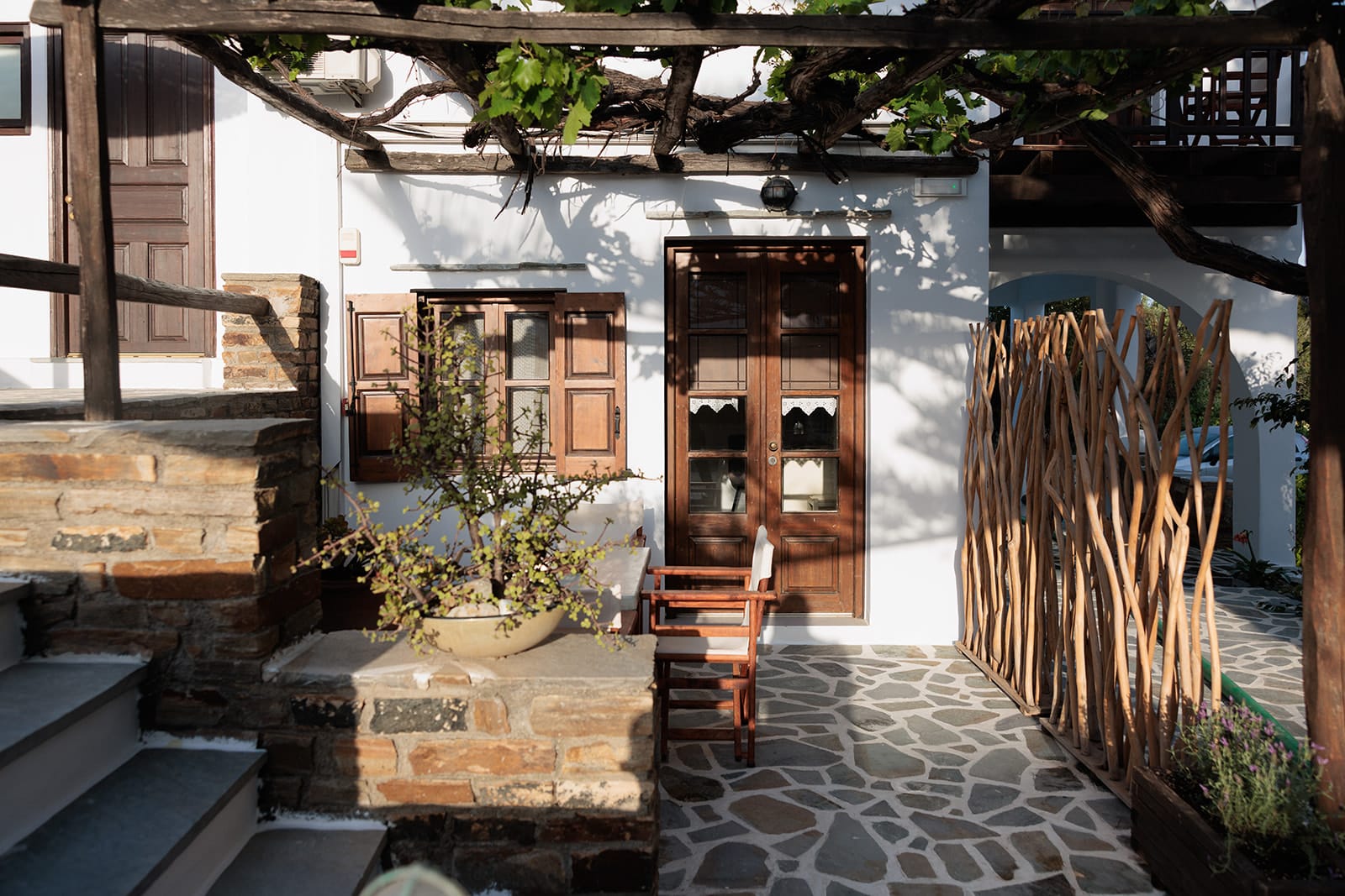 One-bedroom apartment with pool view