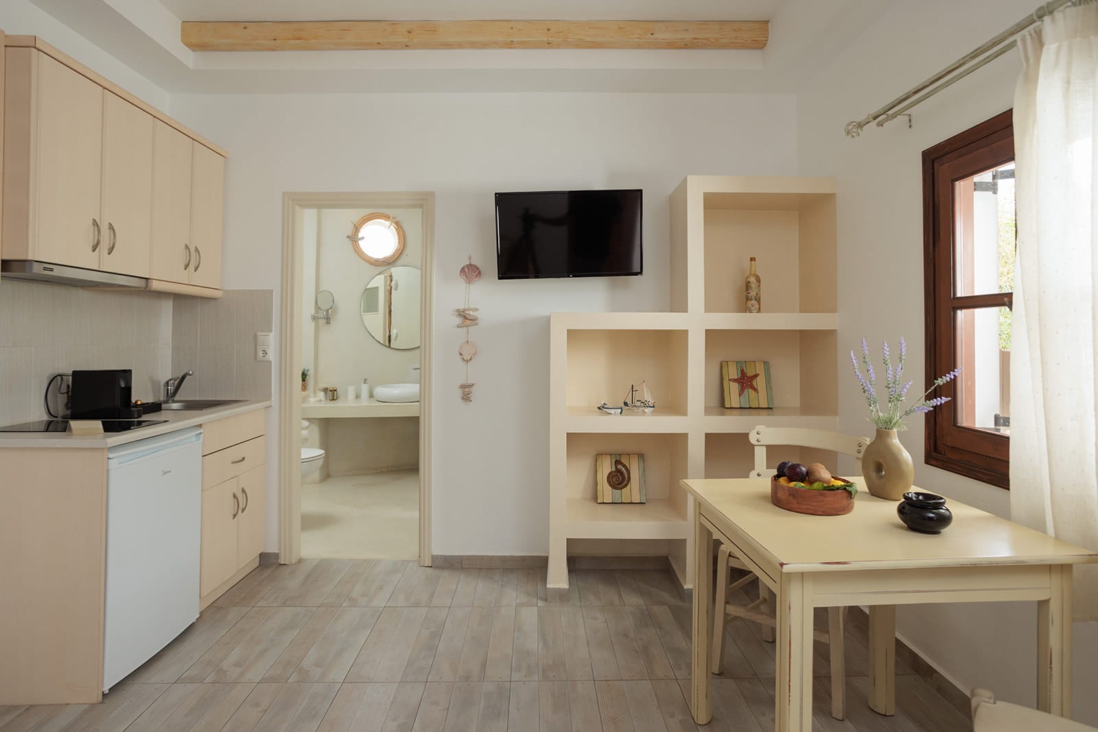 One-bedroom apartment with pool view