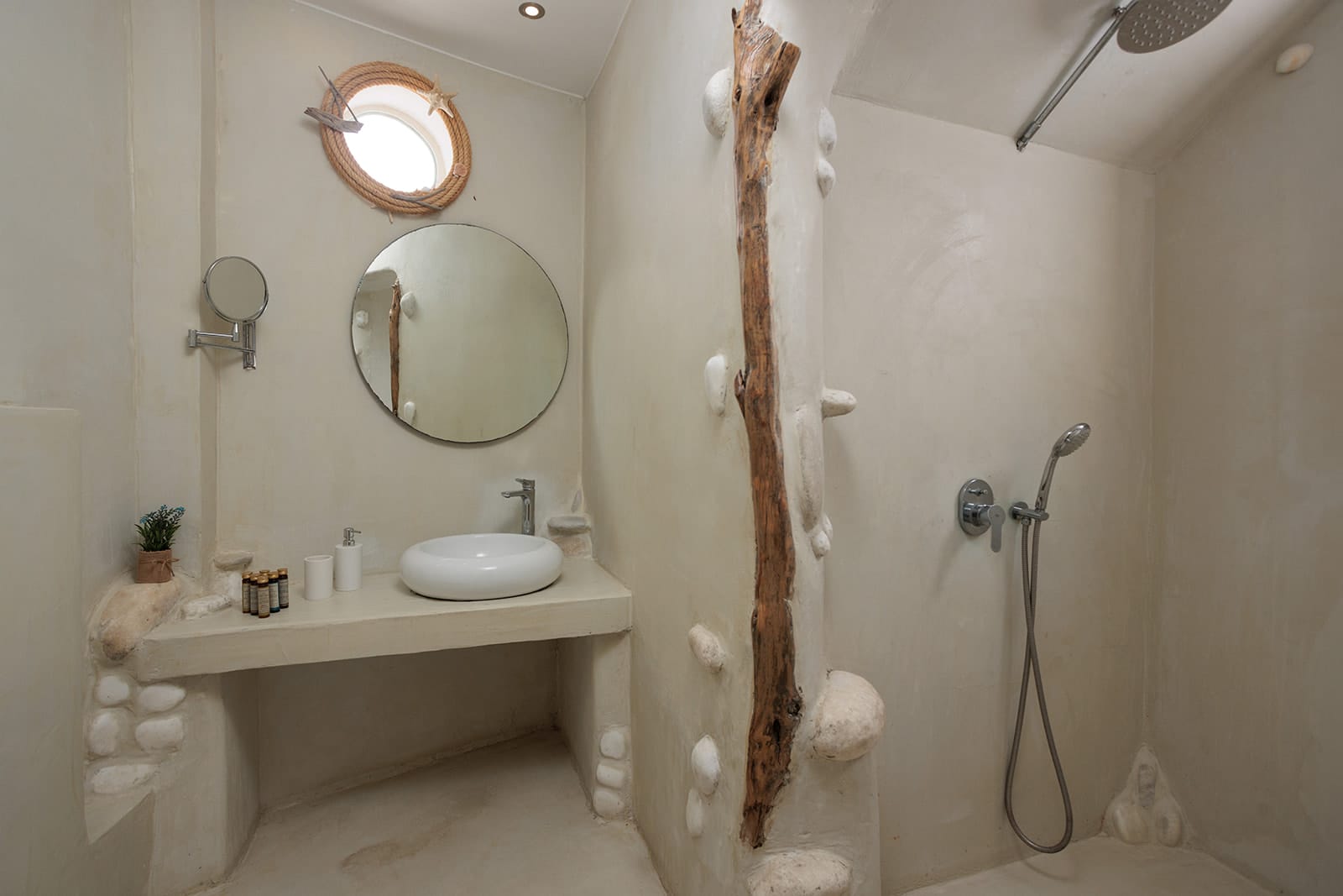 One-bedroom apartment with pool view