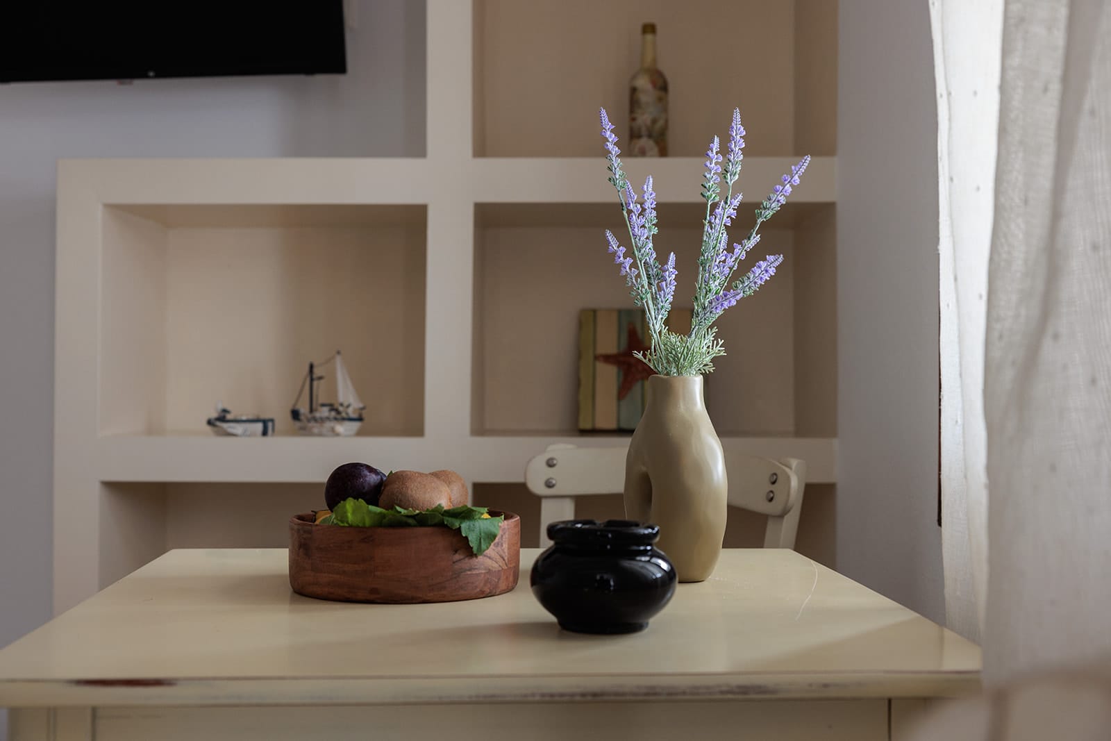 One-bedroom apartment with pool view