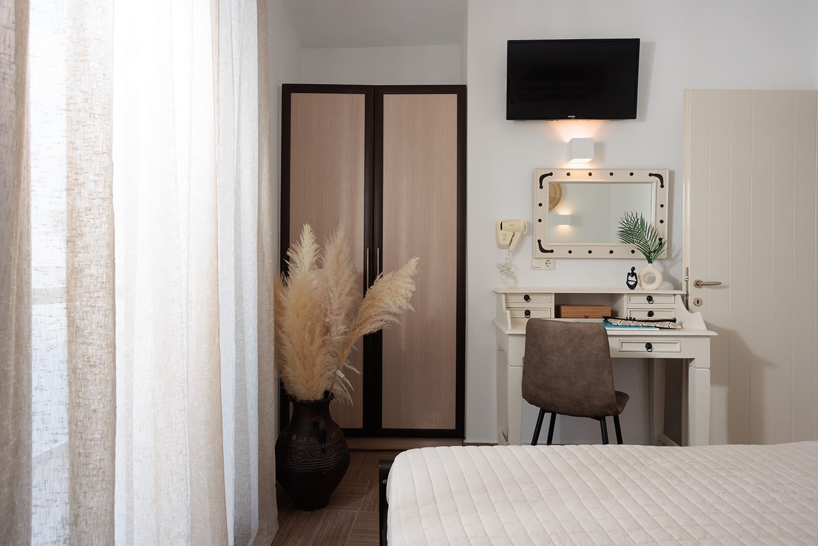 One-bedroom apartment with pool view