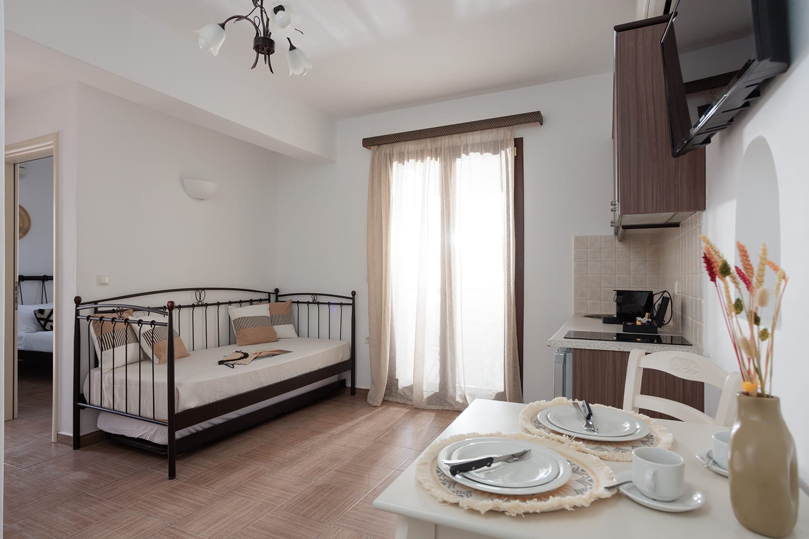 One-bedroom apartment with pool view