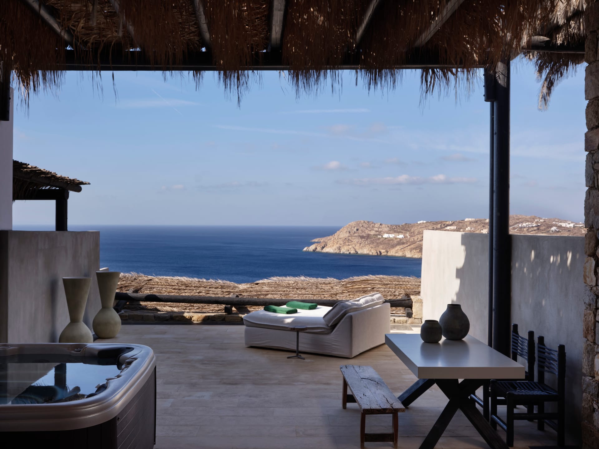 GRAND MAJESTIC Retreat Suite with Outdoor Jacuzzi