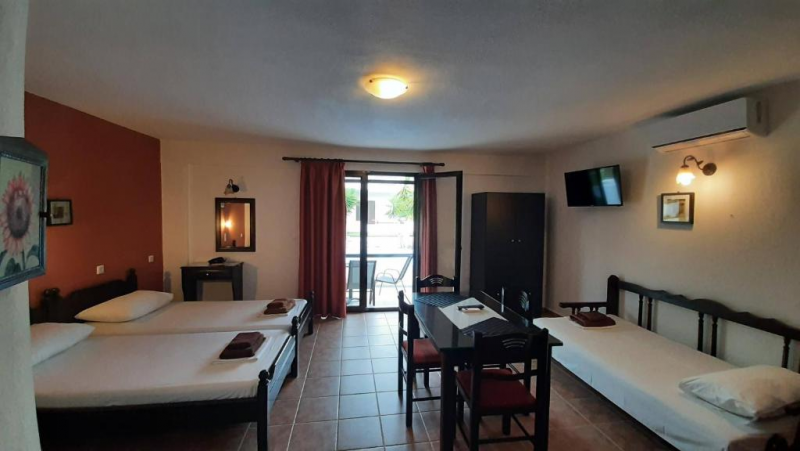 Superior Studio No 6 for 3 Per.