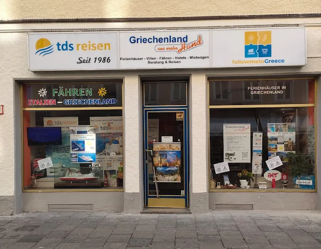 Ladengeschäft von FollowMeToGreece und TDS Reisen in der Müllerstraße im Zentrum von München, mit 'Seit 1986' auf dem Schild